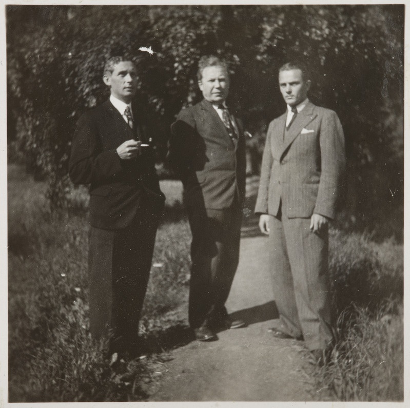 Pilte Eesti raudteedelt: ekspluatatsiooniameti töötajad, vasakult teine August Püttsepp, kolmas Eelar Siimson, 1930. aastad