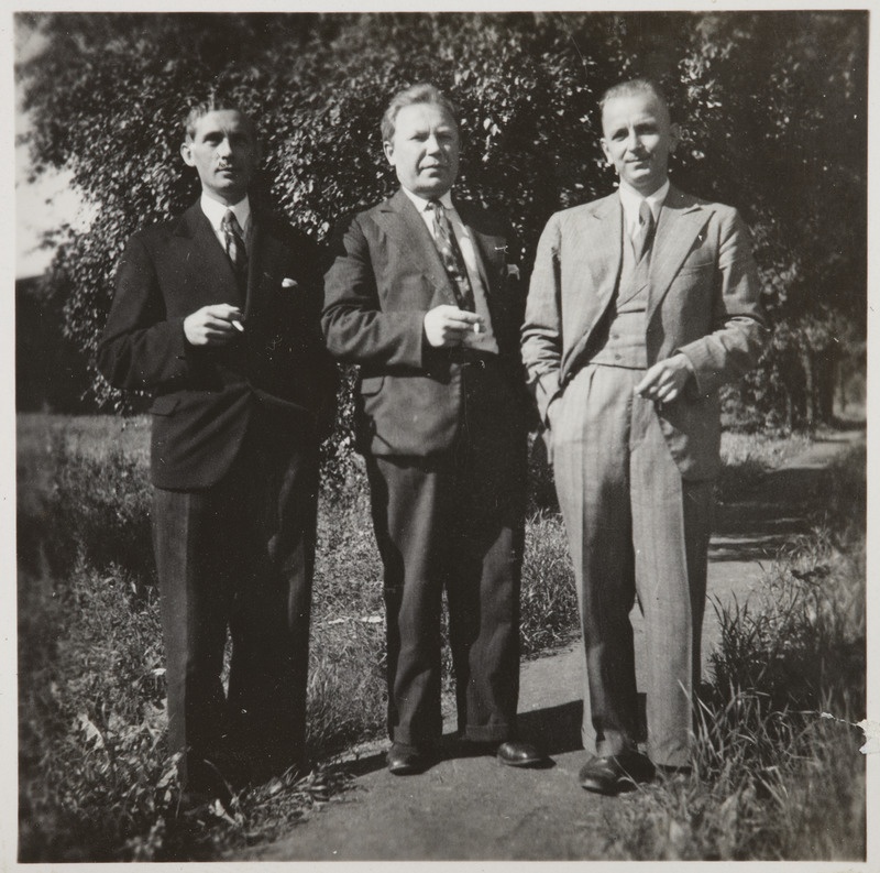 Pilte Eesti raudteedelt: ekspluatatsiooniameti töötajad, vasakult teine August Püttsepp, kolmas Eugen Tomson (Enn Talve), 1930. aastad