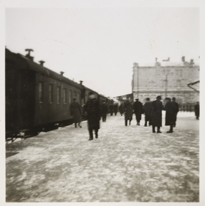 Pilte Eesti raudteedelt: vaade Balti jaamale Tallinnas, reisivagunid perrooni ääres, 1930. aastad