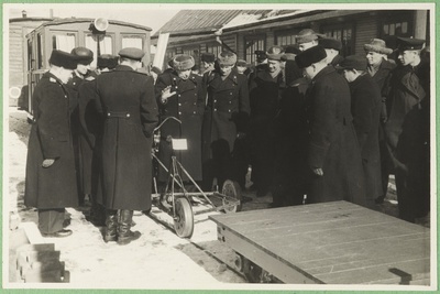 Tallinn-Väike teejaoskond. Jaoskonna tehnilisest konverentsist osavõtjad väljas eksponeeritud tehnikaga tutvumas, 12. märts 1951.  similar photo