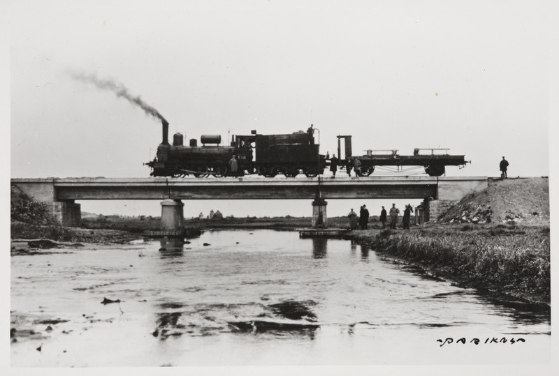Pilte Eesti raudteedelt: proovisõidul rongi auruvedur Reola raudteesillal jõest vett võtmas, 12.september 1930, foto: Parikas