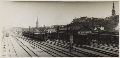 Pilte Eesti raudteedelt: vaade tsentralisatsioonipostist Balti jaamale Tallinnas, reisi- ja kaubavagunid, 1929  similar photo