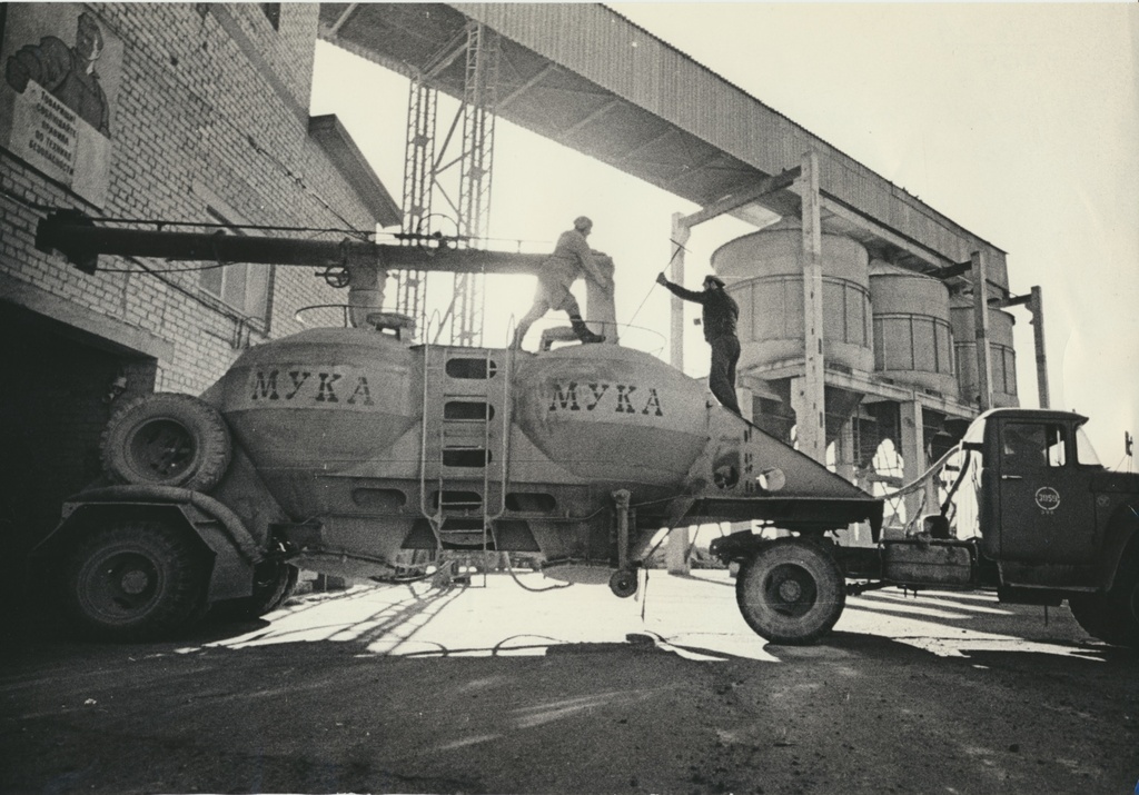 foto Viljandi Teraviljasaaduste Kombinaat, jahu laadimine veoautole, 1976 F E. Veliste