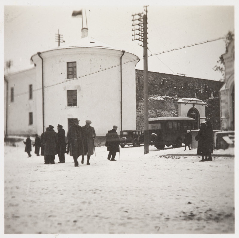 Pilte Eesti raudteedelt: vaade Hermanni kindluse suure eelhoovi väravale Narvas, 1930. aastad