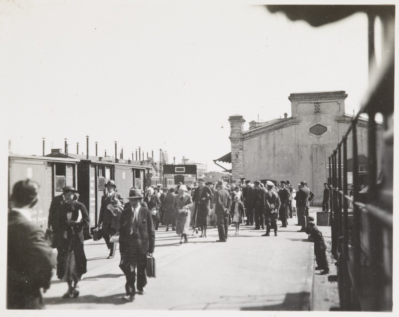 Pilte Eesti raudteedelt: kaubavaguneist huvirong ja reisijad Tallinnas Balti jaamas, 1930. aastad