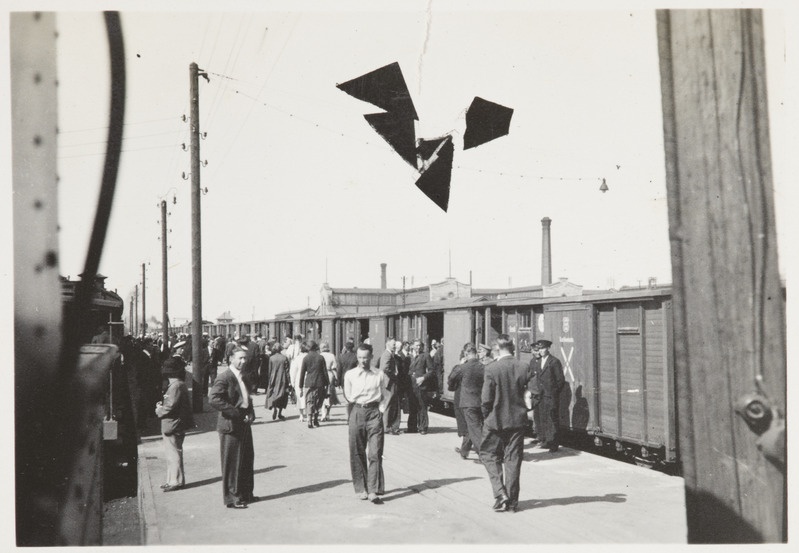 Pilte Eesti raudteedelt: reisijad ja nende veoks kohandatud kaubavaguneist huvirong Tallinnas Balti jaamas, 1930. aastad