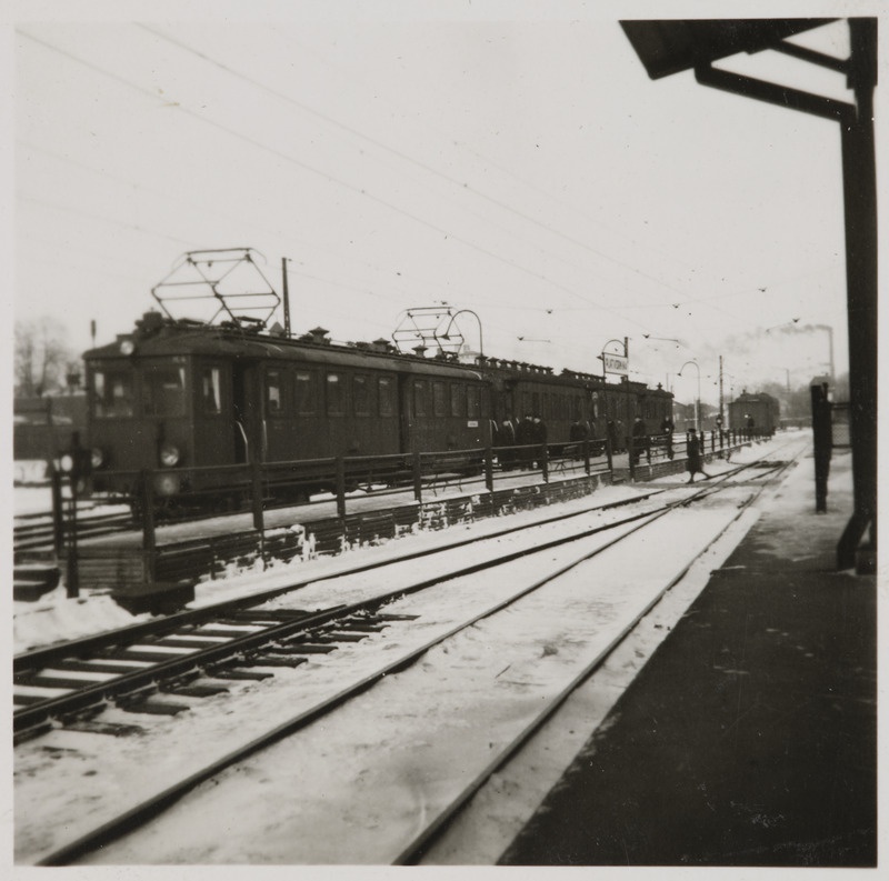 Pilte Eesti raudteedelt: elektrirong mootorvaguniga M 4 Tallinnas Balti jaamas platvormi nr 4 ääres, 1930. aastad