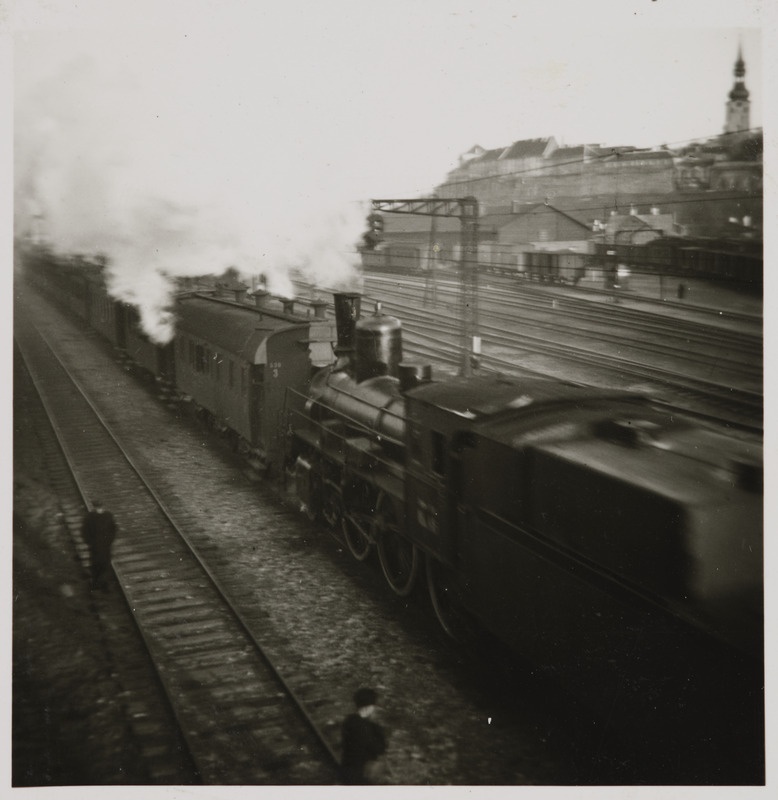 Pilte Eesti raudteedelt: reisivagunid lükkeveduriga Tallinnas Balti jaamas, 1930. aastad