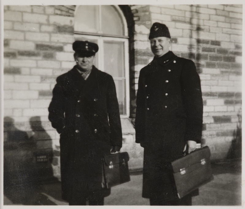 Pilte Eesti raudteedelt: Tallinna jaamaülem Rudolf Tubalkain kaaslasega Balti jaamas, 1930. aastad