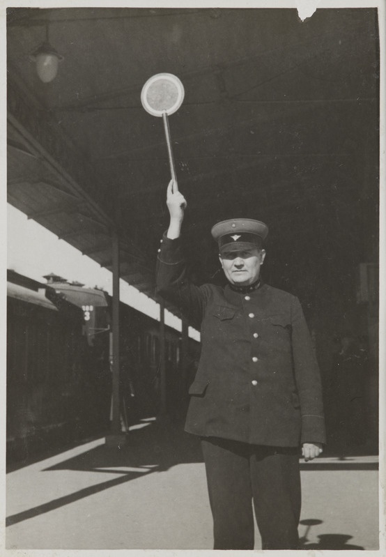 Pilte Eesti raudteedelt: Tallinna jaamakorraldaja Johan (Joann) Borissov signaalkettaga esimest "Balti ekspressi" Balti jaamast ära saatmas, 15. mai 1935