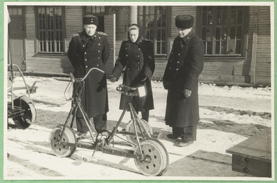 Tallinn-Väike teejaoskond. Jaoskonna tehnilisest konverentsist osavõtjad väljas eksponeeritud jalgratas-dresiini juures, 12. märts 1951.  similar photo