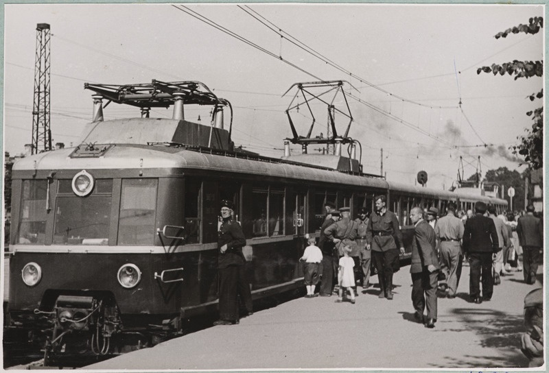 Sõjapurustused ja taastamine Eesti raudteel: esimene sõjajärgne elektrirong proovisõidu päeval Tallinnas Balti jaamas, 11. august 1946