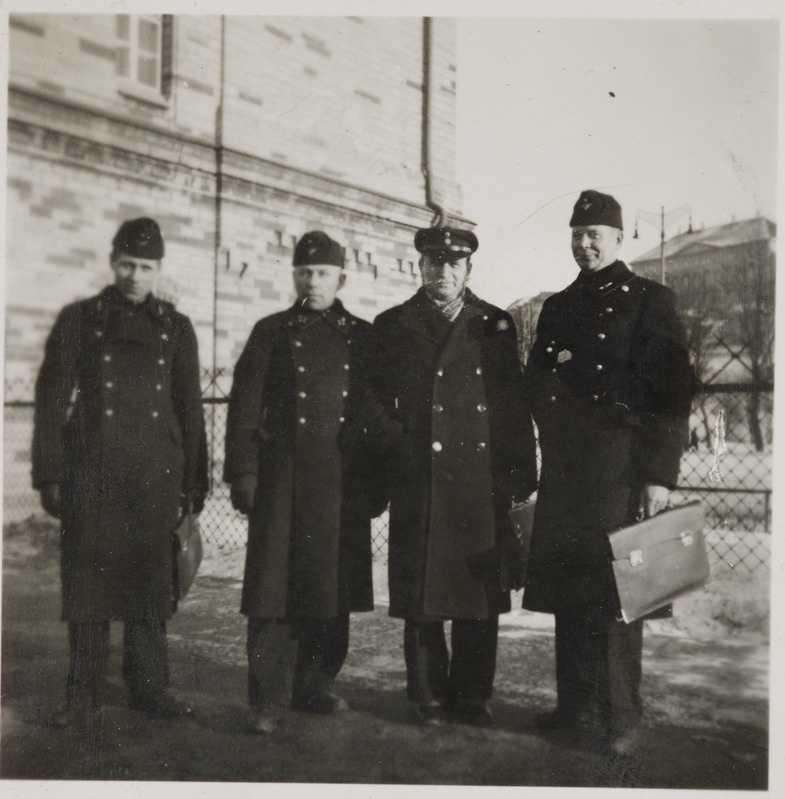 Pilte Eesti raudteedelt: Tallinna jaamaülem Rudolf Tubalkain Balti jaamas kolleegidega, 1930. aastad