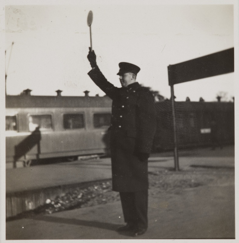 Pilte Eesti raudteedelt: signaalkettaga jaamakorraldaja Tallinnas Balti jaamas, 1930. aastad