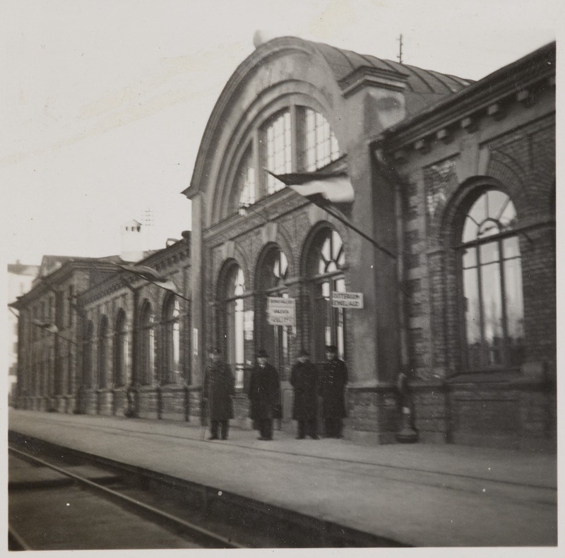 Pilte Eesti raudteedelt: vaade lipuehtes Tapa jaamahoonele, 1930.aastad