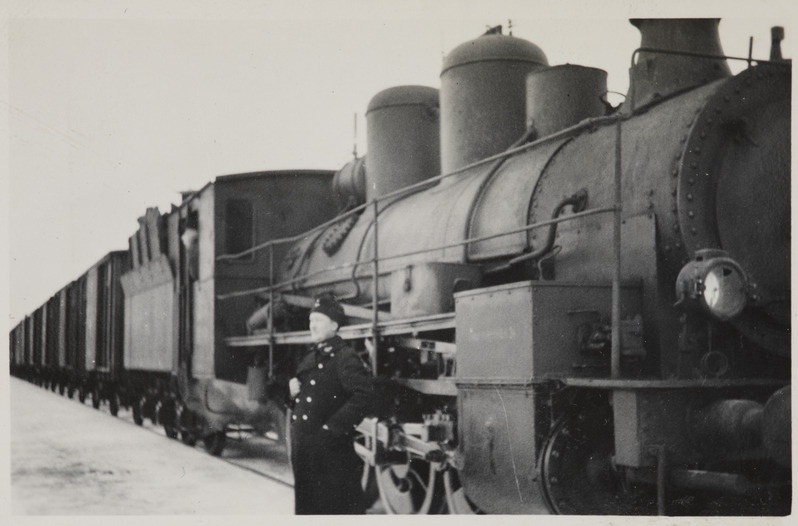 Pilte Eesti raudteedelt: auruveduriga kaubarong, veduri kõrval talivormis raudteelane, 1930. aastad