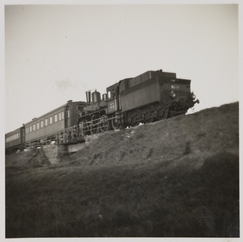 Pilte Eesti raudteedelt: tender ees liikuva auruveduriga reisivagunid Laagris, 1930. aastad