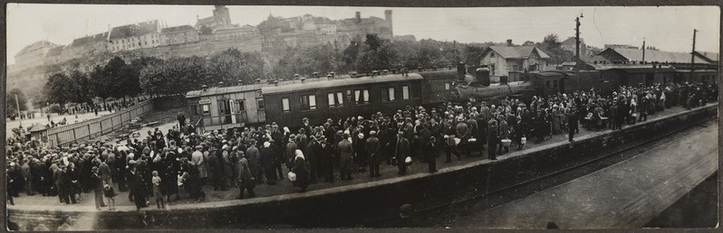 Pilte Eesti raudteedelt: huvireisijad Tallinnas Balti jaamas enne rongi väljumist, 1934