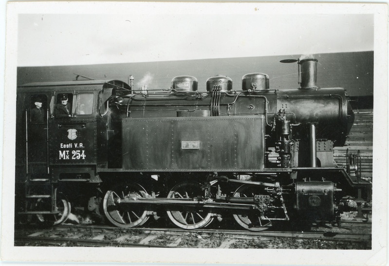 Manöövritankvedur Mtk 254, küljevaade koos vedurimeeskonnaga, 1930. aastate lõpp