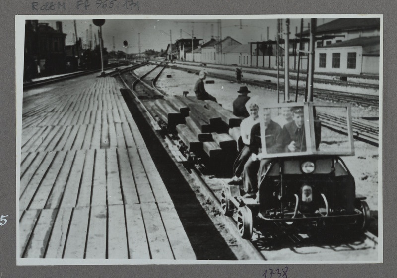 Eesti raudtee: mootordresiin TD-5 Tallinna Balti jaamas kahte liiprikoormaga haakeplatvormi vedamas, 1950. aastad