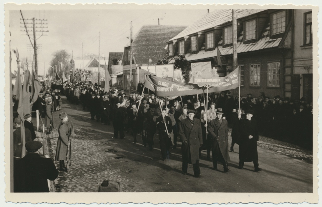 foto, Viljandi, Tallinna tn, oktoobrirevolutsiooni 30. aastapäeva rongkäik 7.11.1947. F: A. Kiisla