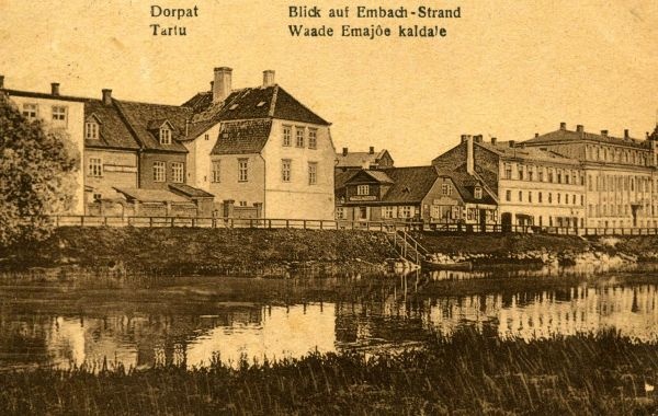 Kalda t vaade: keskel Treffneri gümnaasium, paremal hotell Bellevue.  Tartu, 1921.