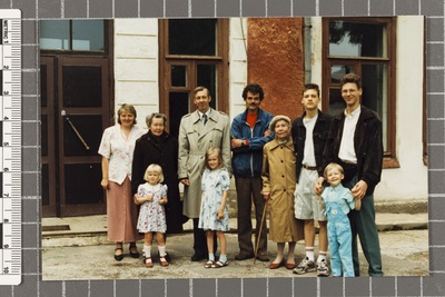 Grete Rae, Peeter Paemurru ja Ellen Laidoner Viimsi mõisa ees  similar photo