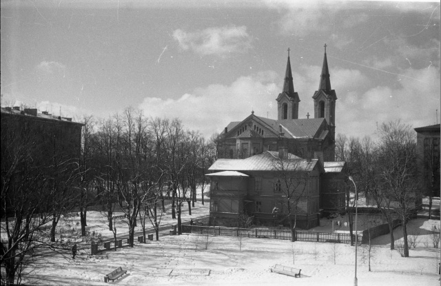 Tallinn, Kaarli pst ja Toompea tn. nurk , kaevu tänav - vaade Kaarli kirikule ja elumajale (ehit 1862).