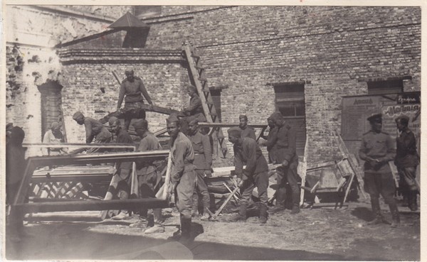 Taastamistööd pärast Teise maailmasõda Narvas. Poeglaste Gümnaasium