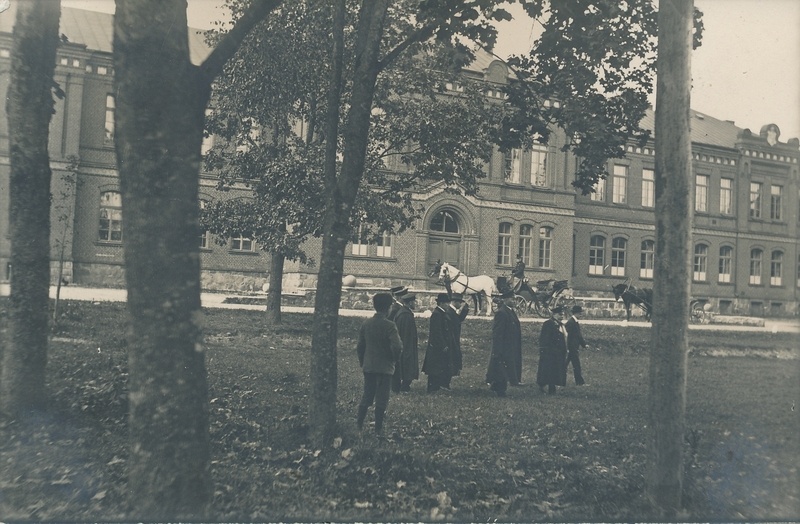 foto, Viljandi gümnaasium, park, hoone, ees voorimees u 1910, Uueveski tee 1