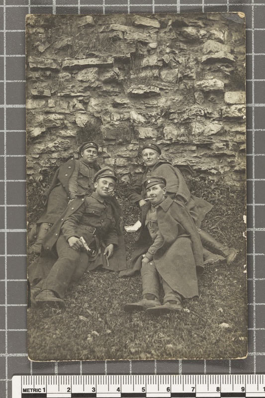 9. jalaväepolgu mehed suitsetamas