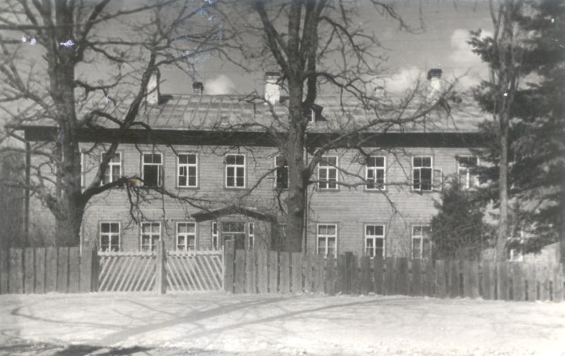 Foto. Piirsalu 7.-a. Kooli koolimaja. 1960. Asub HM 7623.