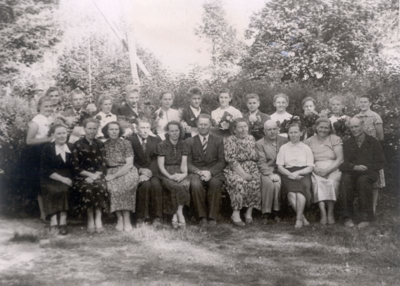 Foto. Piirsalu 7.-a. Kooli lõpetajad ja nende vanemad 1960. a.  Asub HM 7623.