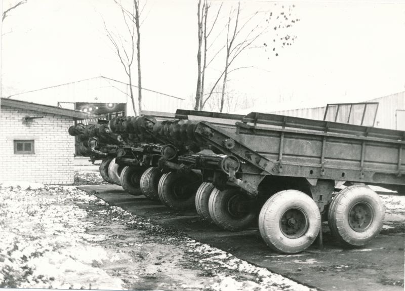 Foto. Piirsalu kolhoosi Jõud põllumajandusmasinad. Sõnnikulaotajad.