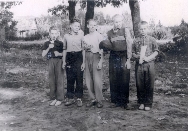 Foto. Piirsalu 7.-a. Kooli kehakultuuri ringi poisid. 1957. a.  Asub HM 7623.