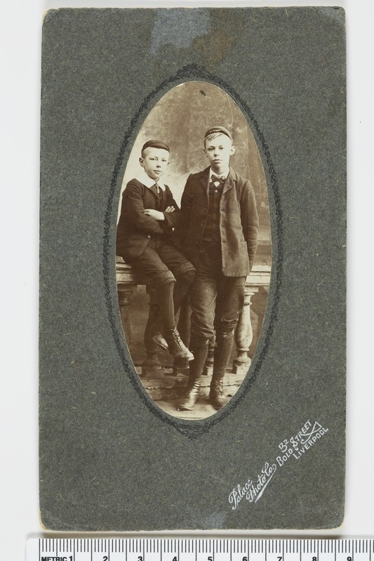 Johan Pitka pojad John ja Andreas Liverpoolis koolipoistena