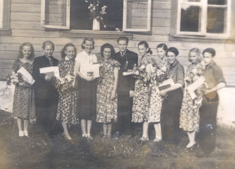 Foto. Piirsalu 7.-a. Kooli lõpetajad 1956. a. kevadel. Asub HM 7623.