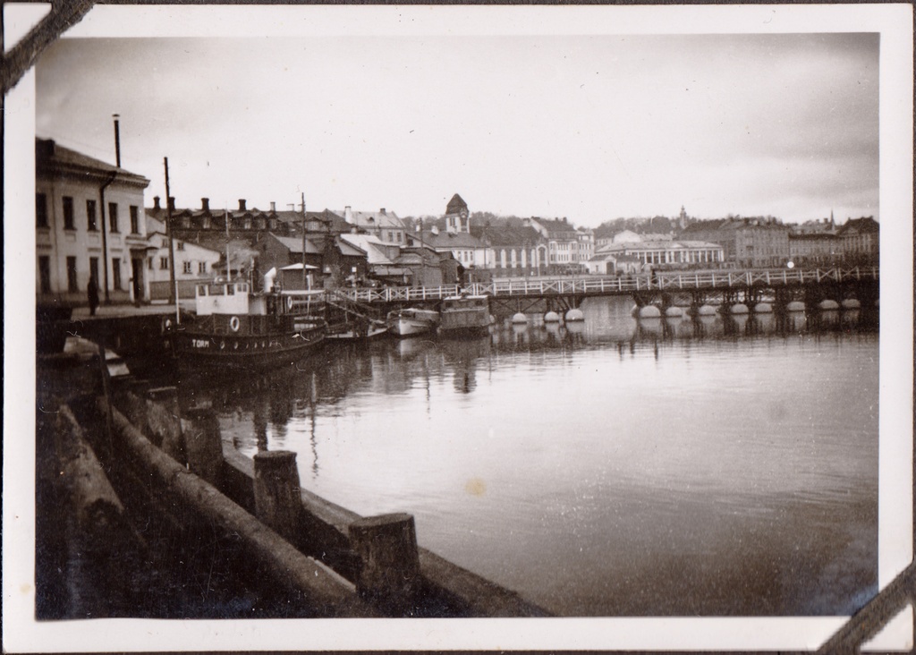 Tartu, view of the swimming bridge Emajõel, steam Torm