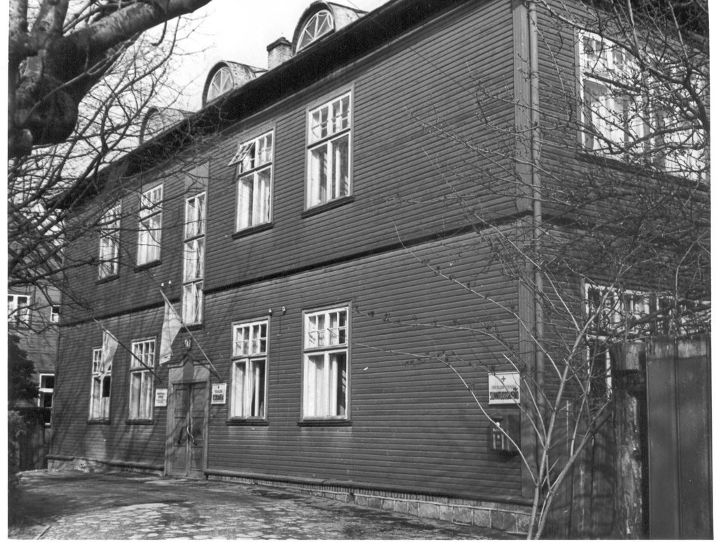 Foto. Võru haiglahoone, mis avati 1.aprillil  1933.a., töötas 1983.aastani ,peale seda meditsiinitöötajate ühiselamu  1983.a.