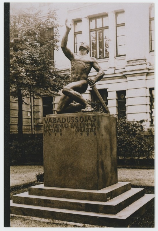 foto, mälestusmärk Vabadussõjas langenud Tallinna õpetajatele ja õpilastele