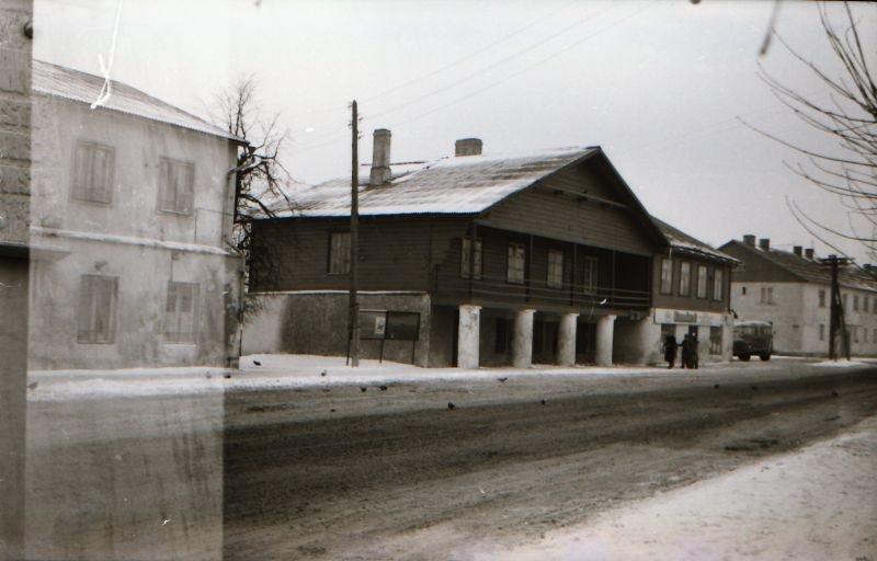Negatiiv. 1906.a revolutsiooni sündmuste mälestustahvli avamine Lihulas. Endine Jaani kõrtsihoone. 24.02.1981.