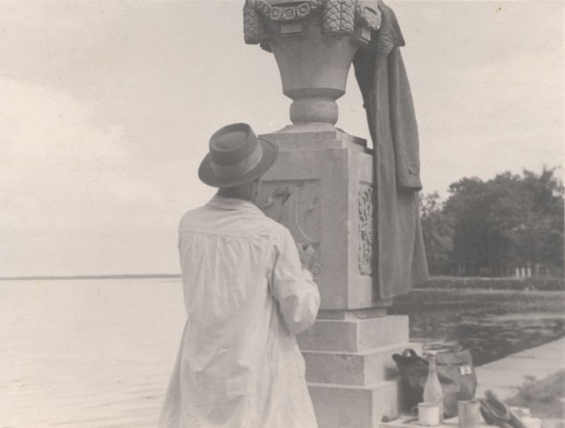 Foto. Roman Haavamägi korrastab Suure Promenaadi ääres asuvat ehisvaasi postamenti. Kevad 1948.