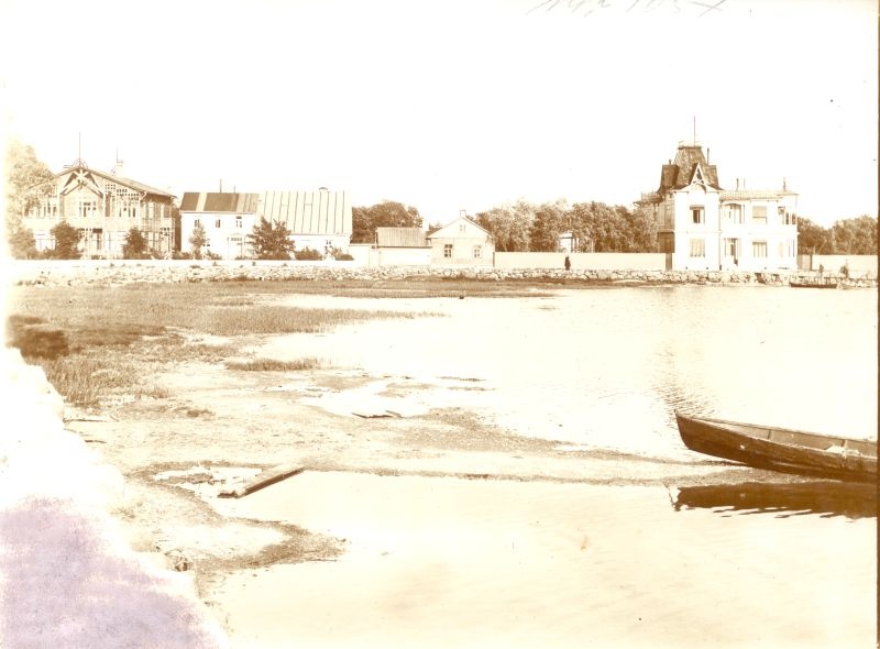 Foto. Haapsalu Õhtu kallas. Vaade lahelt promenaadile Doeppi villadega, mis ehitatud vahemikus 1909-1911.