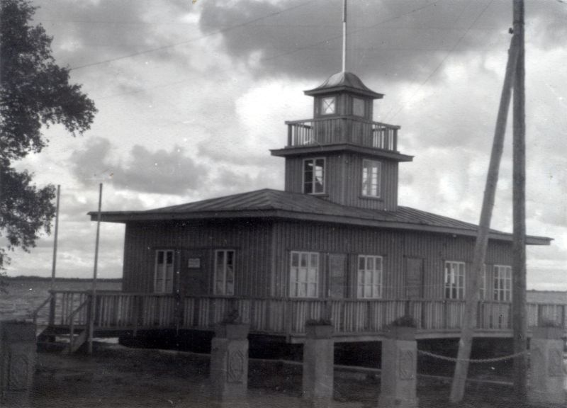 Foto. Jahtklubi hoone Haapsalus Suure Promenaadi ääres. 19.09.1948.