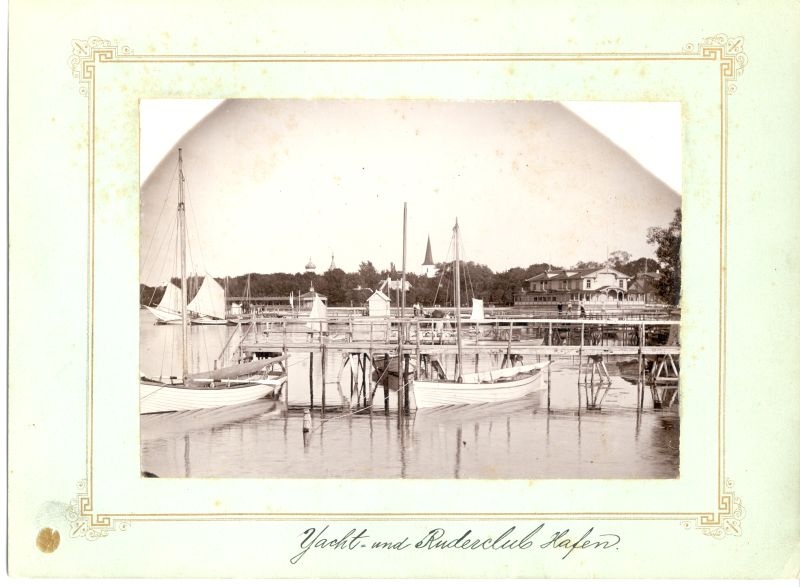 Foto. Haapsalu Purje - ja Sõuklubi sadam Suure Promenaadi ääres. Paadisild ja purjepaadid. 20. saj algus.