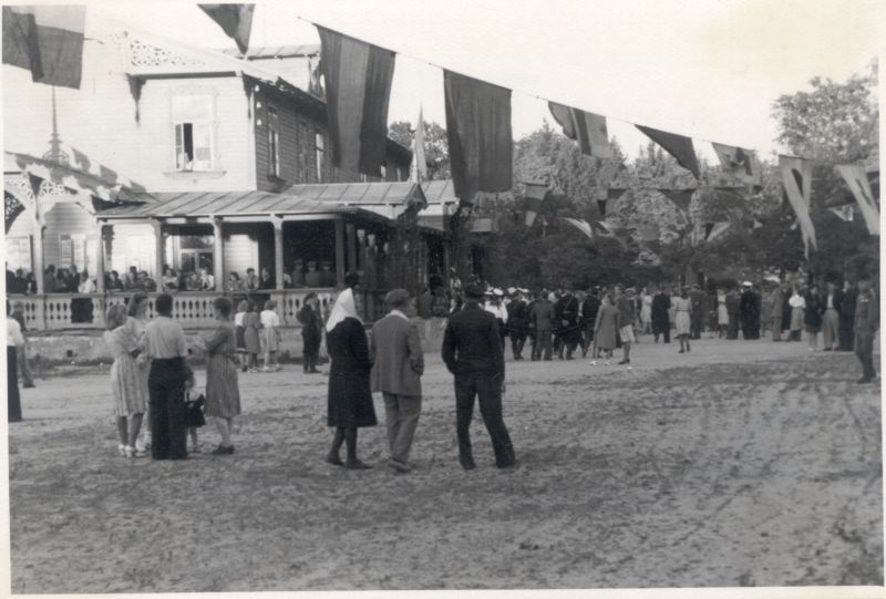 Foto. Sõja-merelaevastikupäeva tähistamine Haapsalus 24. 07. 1949. Rahavas lipuehtes kuursaali juures.