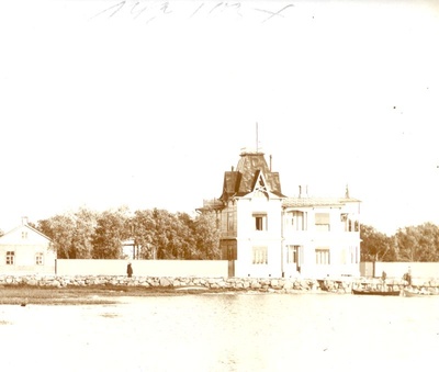 Foto. Haapsalu Õhtu kallas. Vaade lahelt promenaadile Doeppi villadega, mis ehitatud vahemikus 1909-1911.  duplicate photo