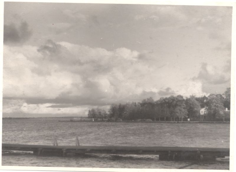 Foto. Haapsalu vaade paadisilla juurest (esiplaanil) promenaadile. 11.06.1948.