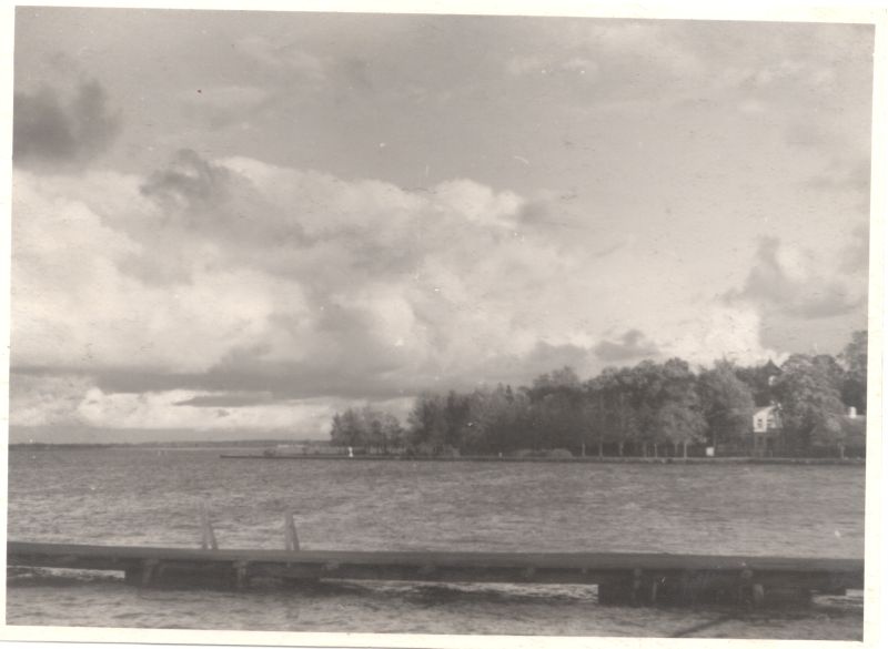 Foto. Haapsalu vaade paadisilla juurest (esiplaanil) promenaadile. 11.06.1948.