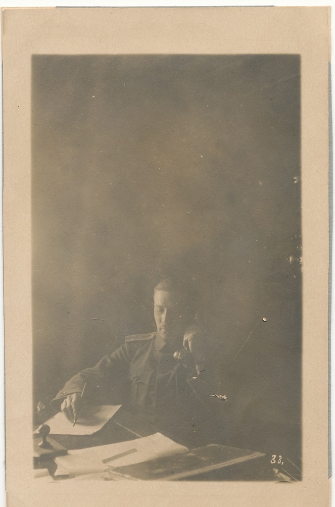 foto, Hans Tuksam töölaua taga.